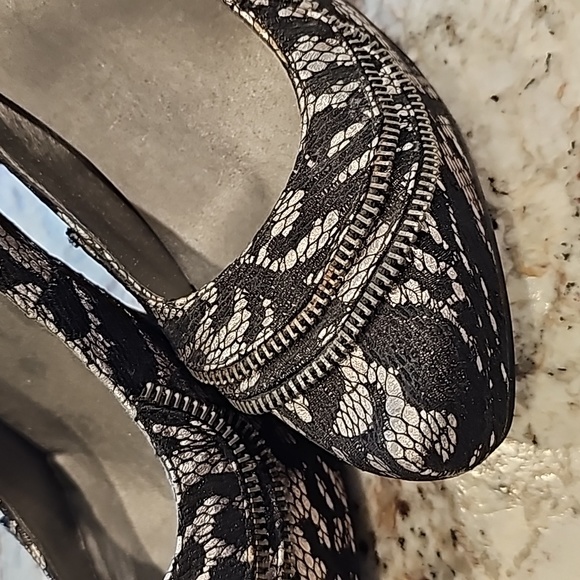 BKE Silver and black heels - Picture 3 of 6